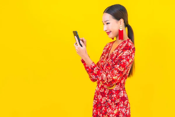 Retrato Bonito Jovem Asiático Mulher Usar Telefone Celular Inteligente Fundo — Fotografia de Stock