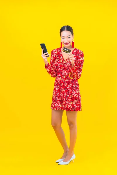 Portré Gyönyörű Fiatal Ázsiai Használ Okos Mobiltelefon Sárga Színű Háttér — Stock Fotó