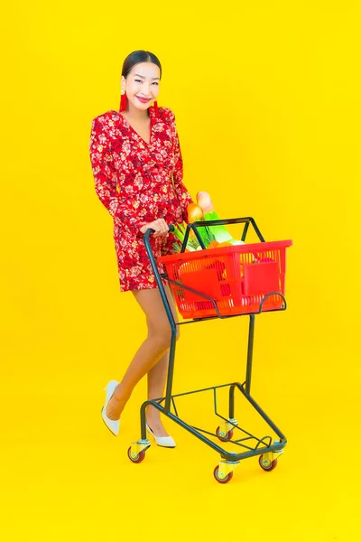 Retrato Bela Jovem Mulher Asiática Com Mercearia Cesta Carrinho Supermercado — Fotografia de Stock