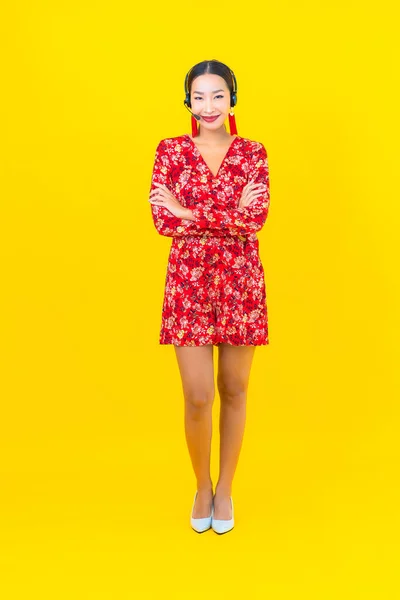 Porträtt Vacker Ung Asiatisk Kvinna Med Headset För Kund Call — Stockfoto