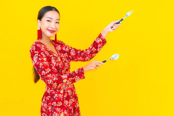 Portret Mooie Jonge Aziatische Vrouw Met Lepel Vork Gele Achtergrond — Stockfoto