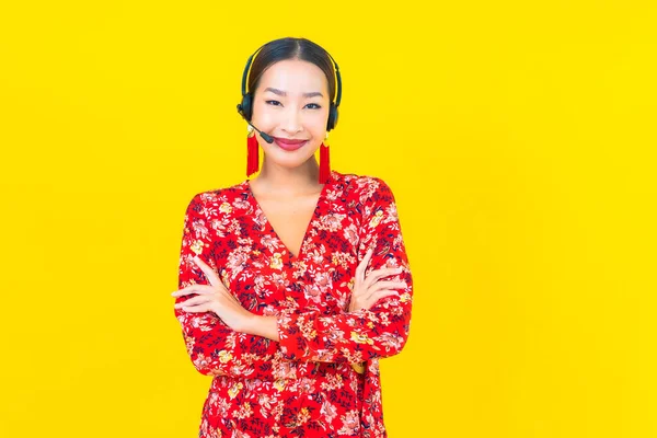 Porträtt Vacker Ung Asiatisk Kvinna Med Headset För Kund Call — Stockfoto