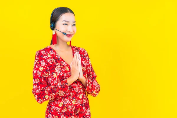 Portré Gyönyörű Fiatal Ázsiai Headset Ügyfélszolgálati Központ Ellátás Sárga Háttér — Stock Fotó