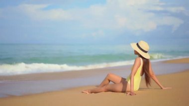 Deniz kıyısındaki güzel Asyalı genç kadının görüntüleri.