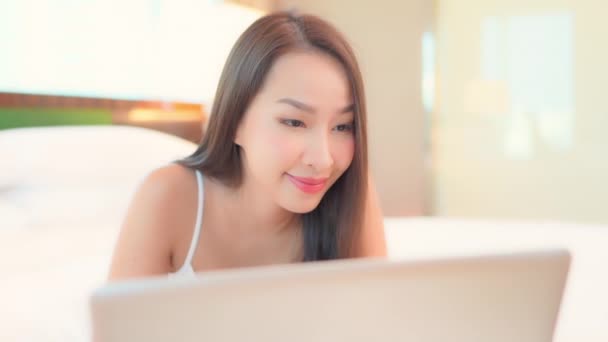 Imagens Bela Mulher Asiática Trabalhando Com Laptop Casa — Vídeo de Stock