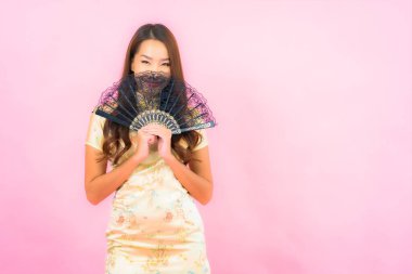 Çinli yeni yıl konsepti olan güzel Asyalı kadın portresi ve renkli arka plan yelpazesi.