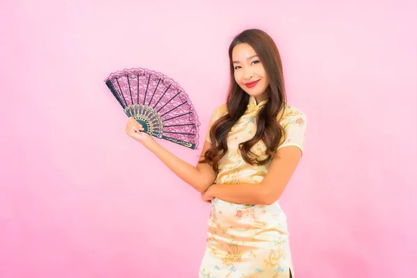 Portrét Krásná Mladá Asijská Žena Čínským Novoroční Koncept Ventilátor Barevném — Stock fotografie