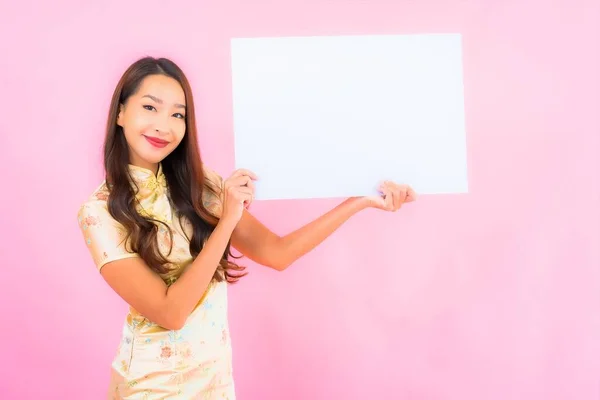 粉红背景白空白广告牌的美丽的亚洲年轻女子的画像 — 图库照片