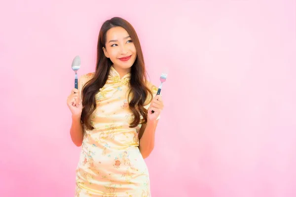 Pembe Arka Planda Çatal Kaşıkla Güzel Bir Asyalı Kadın Portresi — Stok fotoğraf