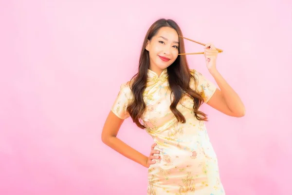 Retrato Bela Jovem Mulher Asiática Com Pauzinhos Fundo Rosa — Fotografia de Stock