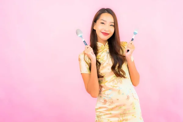 Portret Mooie Jonge Aziatische Vrouw Met Vork Lepel Roze Achtergrond — Stockfoto