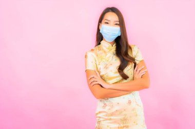 Portre güzel Asyalı kadın Covid19 ve Coronavirus 'tan korunmak için maske takıyor.