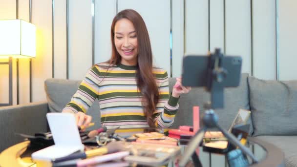 Séquences Belle Jeune Femme Asiatique Faisant Blog Beauté Avec Caméra — Video