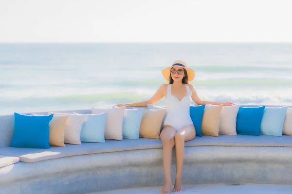 Portret Frumos Tânără Asiatică Zâmbet Fericit Jurul Plajei Oceanului Mare — Fotografie, imagine de stoc