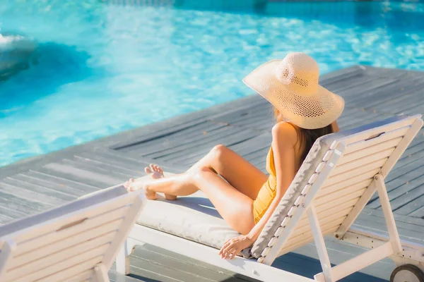 아름다운 이시아 아가씨는 휴가를 즐기기 리조트 수영장에서 즐거운 미소를 — 스톡 사진