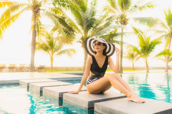 Portrait Belle Jeune Femme Asiatique Détendre Autour Piscine Extérieure Dans — Photo