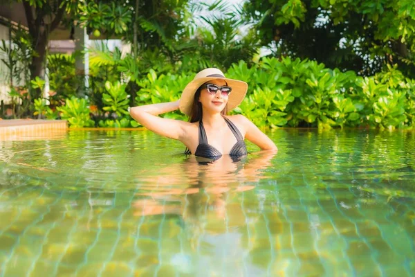 ポートレート美しい若いアジアの女性は レジャー旅行のためのホテルリゾートでスイミングプールでリラックス — ストック写真