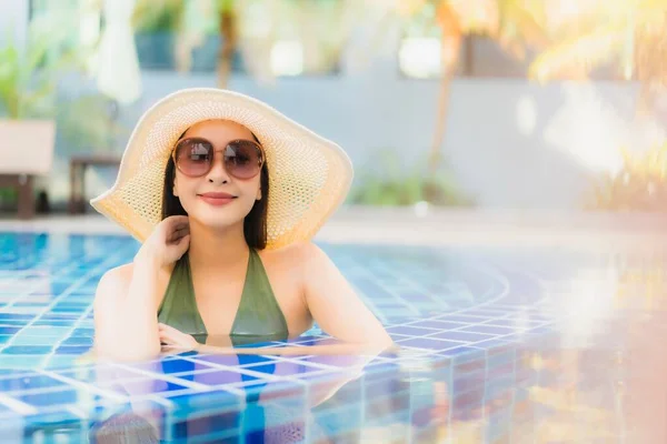 Portrait Belle Jeune Femme Asiatique Détendre Autour Piscine Dans Station — Photo