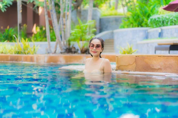 Retrato Hermosa Joven Mujer Asiática Relajarse Alrededor Piscina Complejo Hotelero —  Fotos de Stock