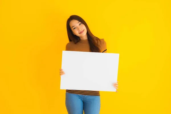 Retrato Bela Jovem Asiática Mulher Com Vazio Branco Cartão Cartão — Fotografia de Stock