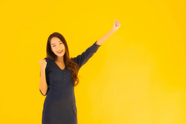 Retrato Bela Jovem Asiático Mulher Com Ação Isolado Amarelo Fundo — Fotografia de Stock