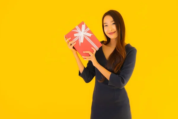 Portrait Belle Jeune Femme Asiatique Avec Boîte Cadeau Sur Fond — Photo