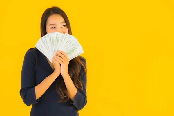 Portret Mooie Jonge Aziatische Vrouw Met Geld Geld Geel Geïsoleerde — Stockfoto