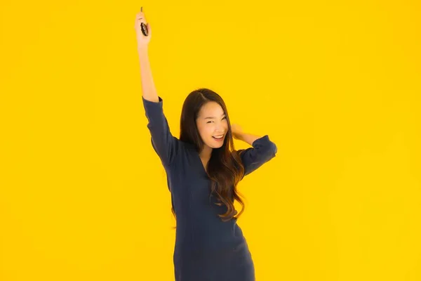 Portret Mooie Jonge Aziatische Vrouw Met Slimme Mobiele Telefoon Mobiele — Stockfoto
