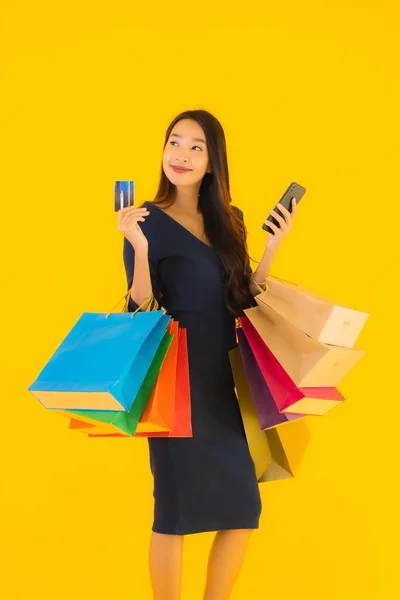 Retrato Bela Jovem Mulher Asiática Com Saco Compras Cartão Crédito — Fotografia de Stock