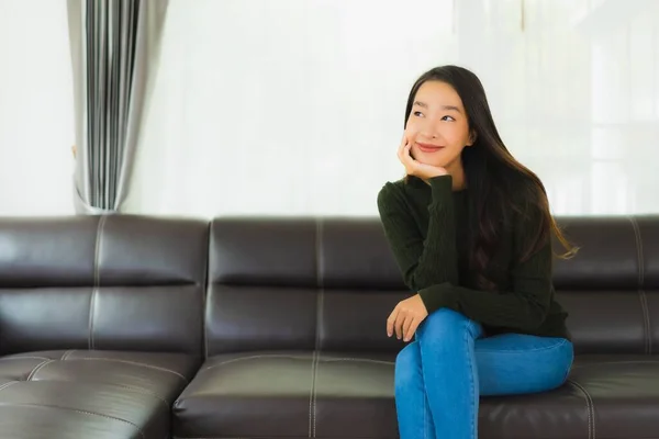 Beau Portrait Jeune Femme Asiatique Assis Détendre Sur Canapé Dans — Photo