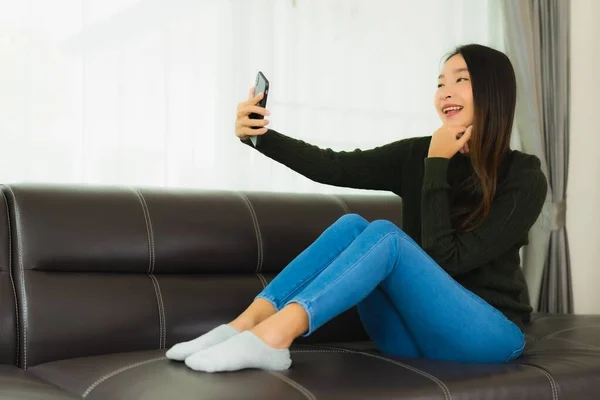 Portrait Belle Jeune Femme Asiatique Utiliser Téléphone Mobile Intelligent Téléphone — Photo