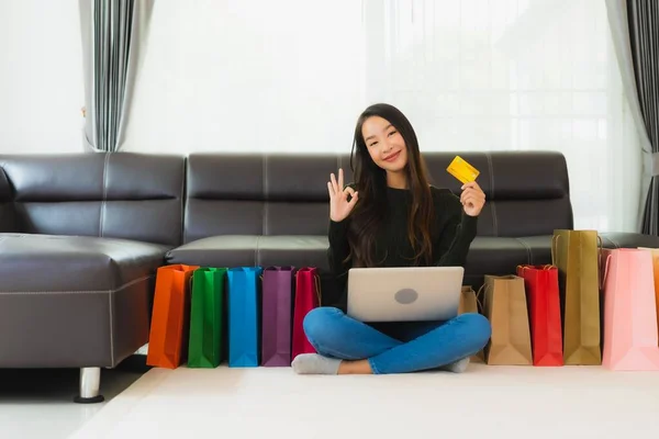 Retrato Hermosa Mujer Asiática Joven Uso Portátil Tarjeta Crédito Con — Foto de Stock