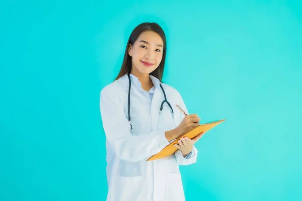 年轻美丽的亚裔女医生 带着空白卡片广告牌横幅 蓝色孤立的背景 — 图库照片
