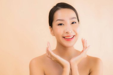 Güzellik kaplıcaları ve kozmetik makyaj anlayışı olan Asyalı güzel bir kadın portresi.