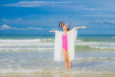 Güzel bir Asyalı kadının portresi. Plaj okyanusunda rahatla. Tatil gezisinde gülümse.