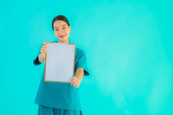 Retrato Bonito Jovem Asiático Médico Mulher Com Vazio Papelão Para — Fotografia de Stock