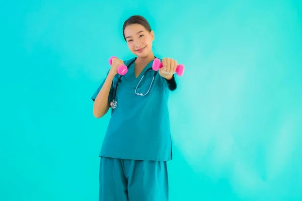 Güzel Asyalı Genç Doktor Kadın Portresi Mavi Izole Arka Planda — Stok fotoğraf