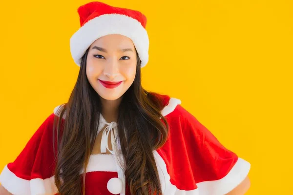 肖像画美しい若いアジアの女性クリスマス服と帽子の笑顔幸せな他のアクションで黄色隔離された背景 — ストック写真