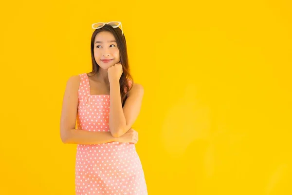 Retrato Bonito Jovem Asiático Mulher Sorriso Feliz Amarelo Isolado Fundo — Fotografia de Stock