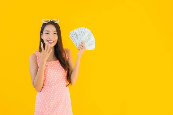 Retrato Bonito Jovem Asiático Mulher Mostrar Monte Dinheiro Dinheiro Amarelo — Fotografia de Stock