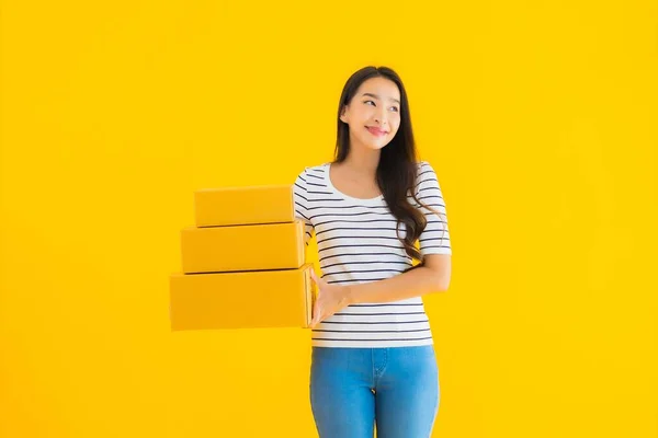 Porträt Schöne Junge Asiatische Frau Mit Paketkasten Versandfertig Auf Gelbem — Stockfoto