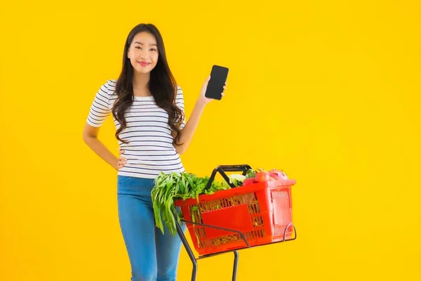 Portrait Belle Jeune Asiatique Femme Shopping Épicerie Supermarché Chariot Avec — Photo