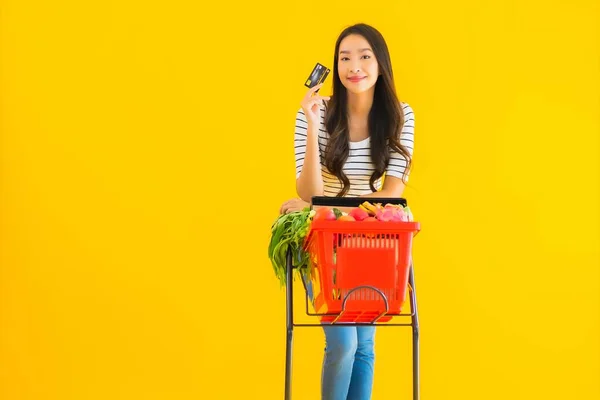 Porträtt Vackra Unga Asiatiska Kvinna Shopping Livsmedelsbutik Vagn Från Snabbköp — Stockfoto