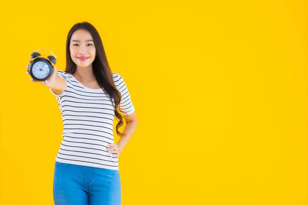 Portret Mooie Jonge Aziatische Vrouw Tonen Klok Alarm Geel Geïsoleerde — Stockfoto