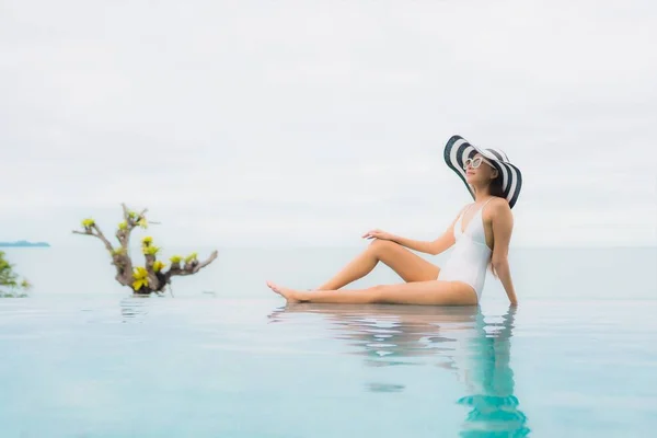 Retrato Hermosa Joven Mujer Asiática Sonrisa Relajarse Ocio Alrededor Piscina — Foto de Stock