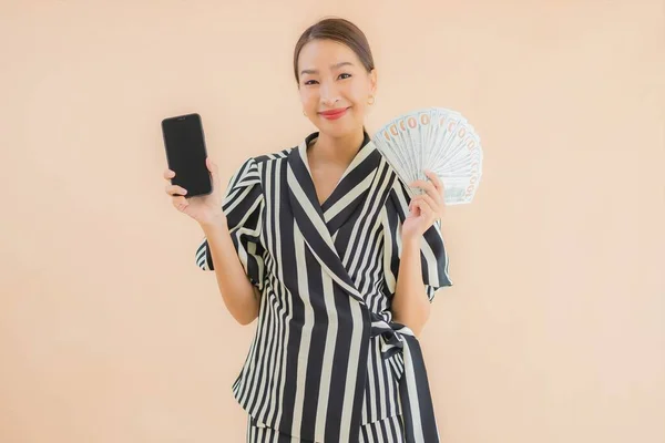 Retrato Hermosa Joven Mujer Asiática Con Dinero Efectivo Teléfono Móvil — Foto de Stock