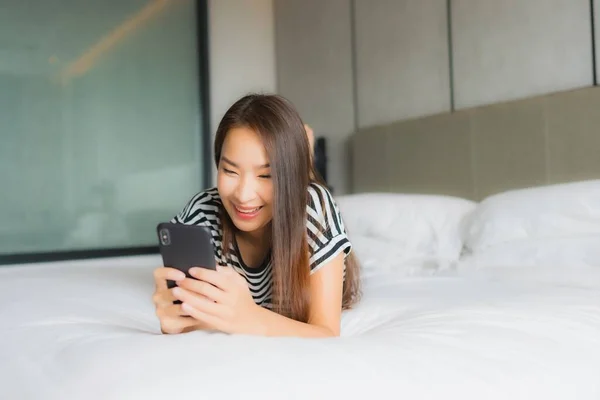 Portret Mooie Jonge Aziatische Vrouw Gebruik Slimme Mobiele Telefoon Slaapkamer — Stockfoto