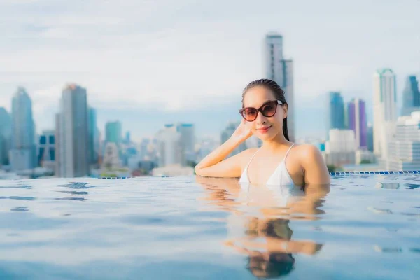 Retrato Hermosa Joven Mujer Asiática Relajarse Feliz Sonrisa Ocio Alrededor —  Fotos de Stock