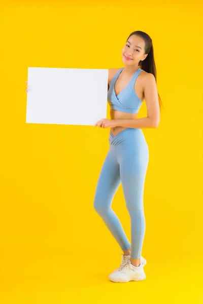 아름다운 아시아 여자가 벽지에 광고판 — 스톡 사진