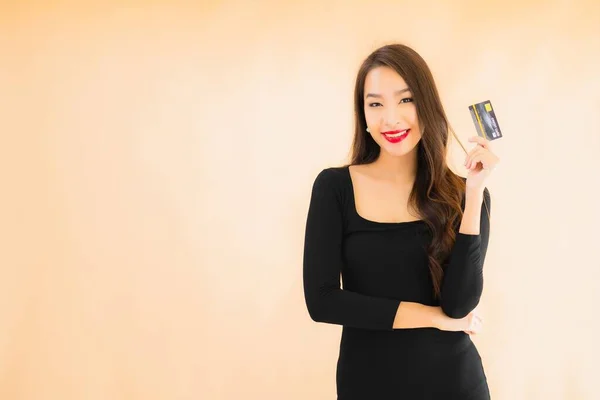 Retrato Hermosa Joven Asiática Mujer Con Tarjeta Crédito Para Compras — Foto de Stock